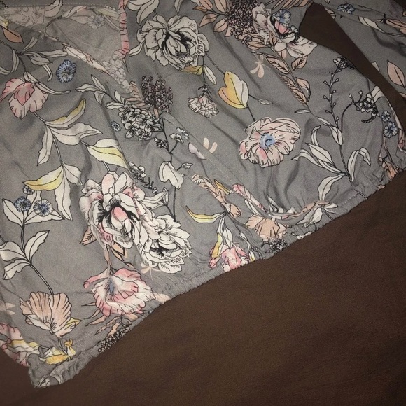 Pretty grey/floral top rue21 medium - Picture 8 of 8